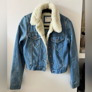 Shearling collar cropped denim trucker jacket